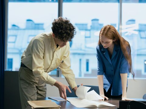 Zwei Personen im Gespräch